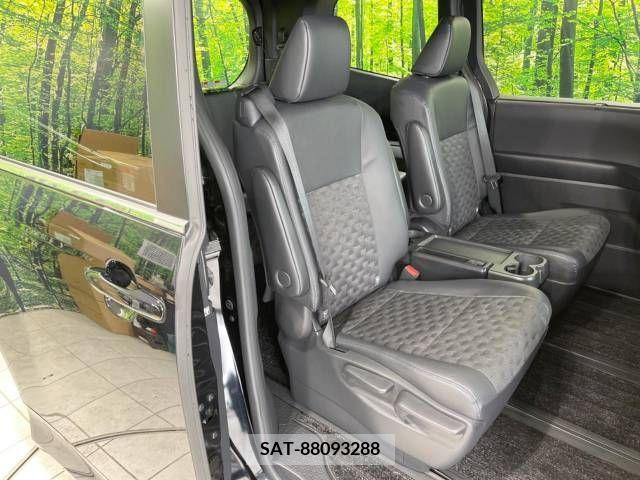 Toyota VOXY 2023-03 215472-9