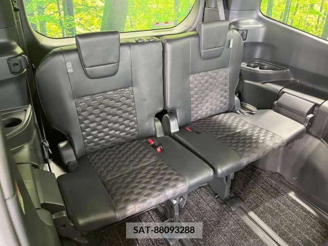 Toyota VOXY 2023-03 215472-10
