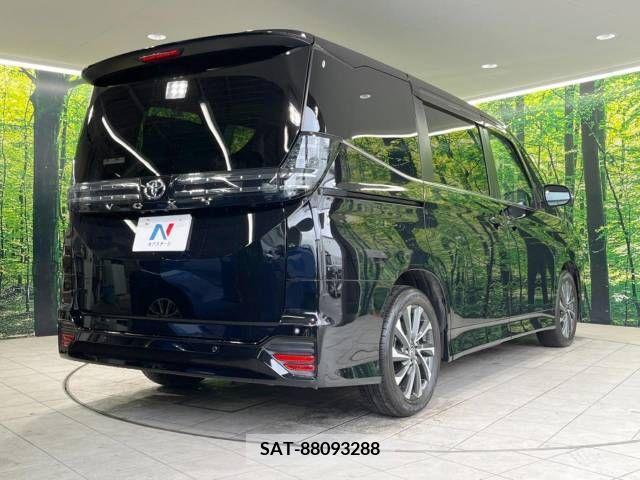 Toyota VOXY 2023-03 215472-18