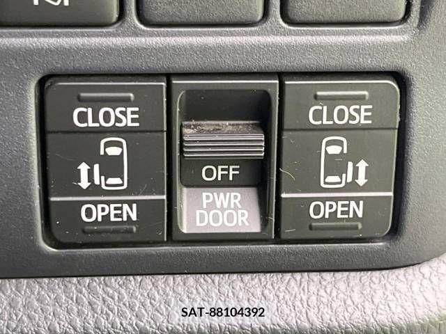 Toyota VOXY 2017-06 289068-6