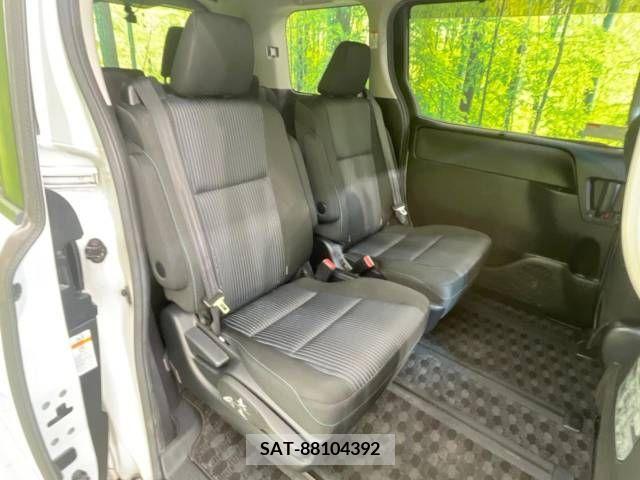 Toyota VOXY 2017-06 289068-9