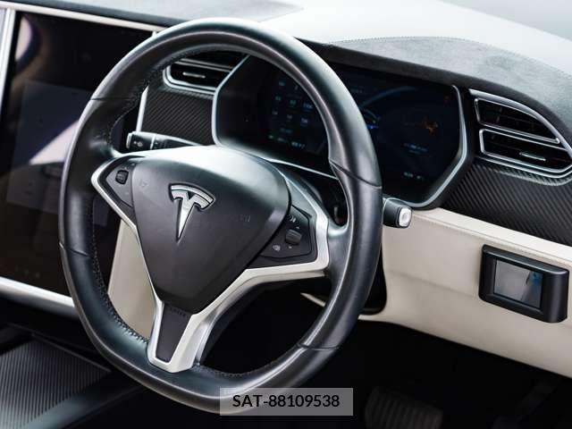Tesla MODEL X 2017-06 205120-5