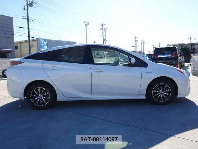 Toyota PRIUS 2018-11 219377-11