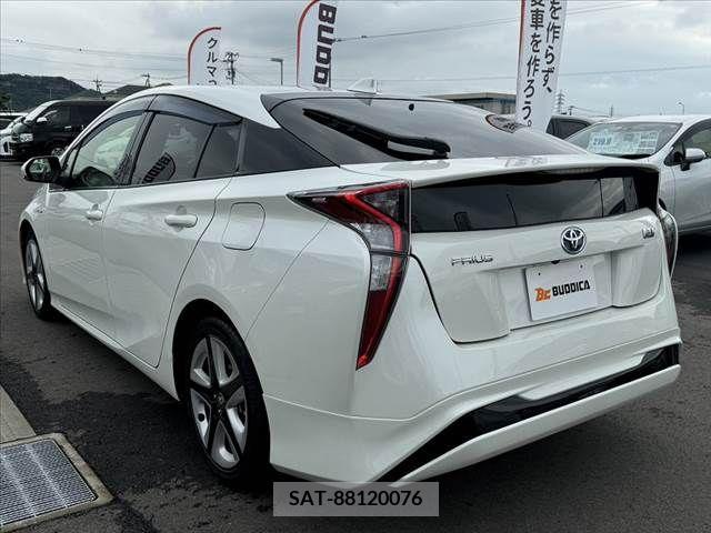 Toyota PRIUS 2016-08 330726-12