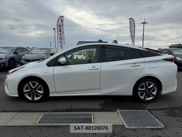 Toyota PRIUS 2016-08 330726-10