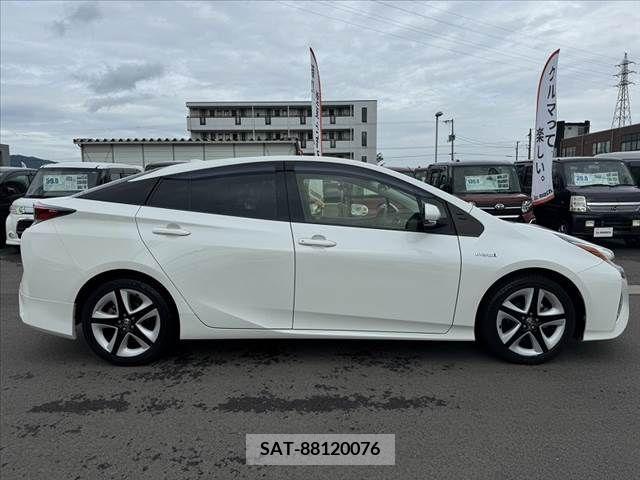 Toyota PRIUS 2016-08 330726-11