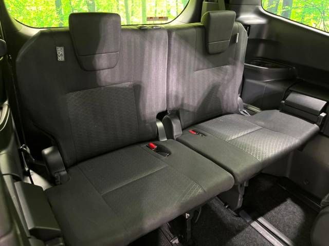 Toyota VOXY 2023-03 196132-10