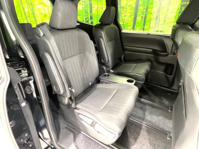 Toyota VOXY 2023-03 196132-9