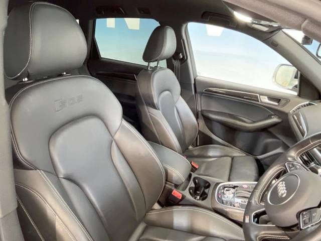 Audi SQ5 2015-02 180838-7