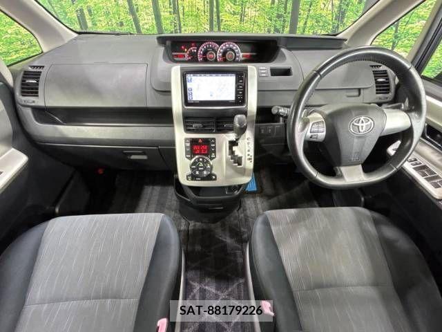 Toyota VOXY 2010-10 321304-1