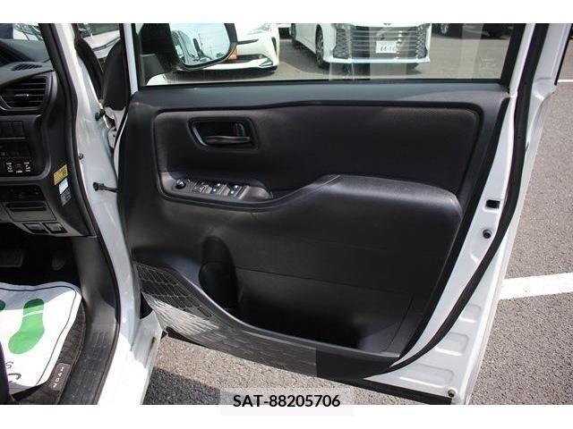 Toyota NOAH 2017-11 298084-13