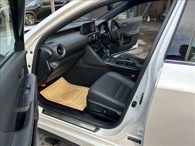 Lexus IS 2022-08 27511-4