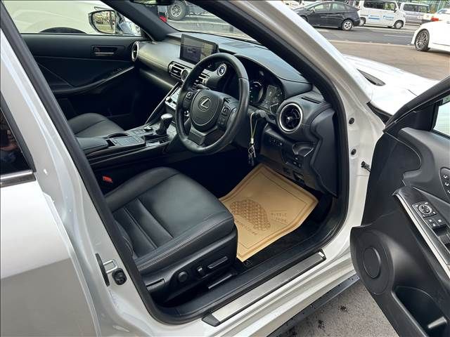 Lexus IS 2022-08 27511-3