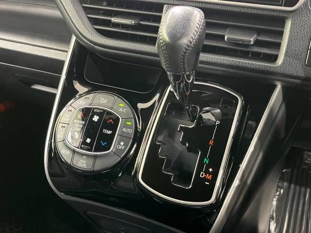 Toyota VOXY 2018-12 18311-19