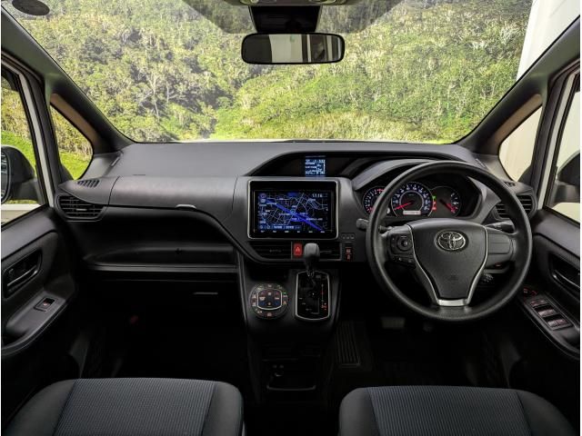 Toyota VOXY 2018-07 184836-1