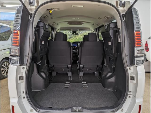 Toyota VOXY 2018-07 184836-12