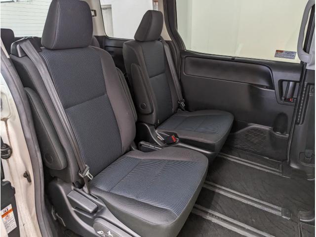Toyota VOXY 2018-07 184836-10
