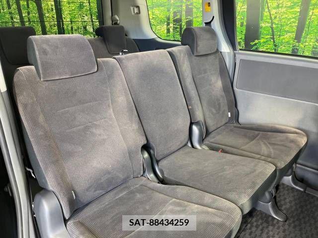 Toyota VOXY 2009-10 384926-9