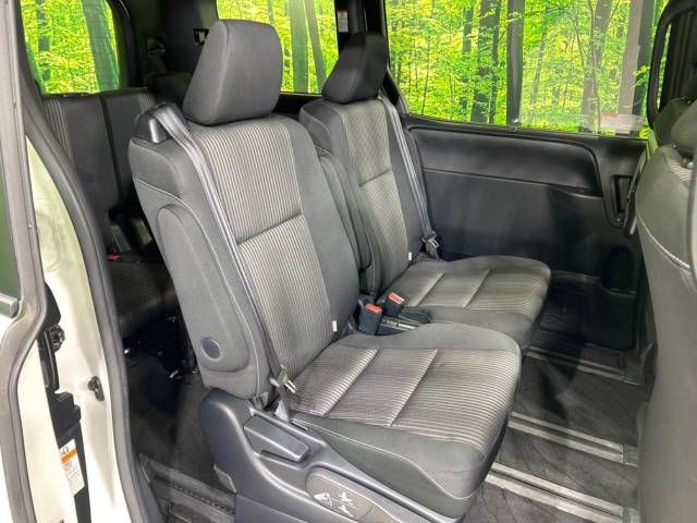 Toyota VOXY 2019-04 188798-9