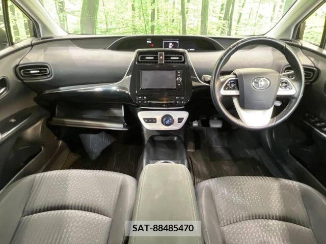 Toyota PRIUS 2017-01 366370-1