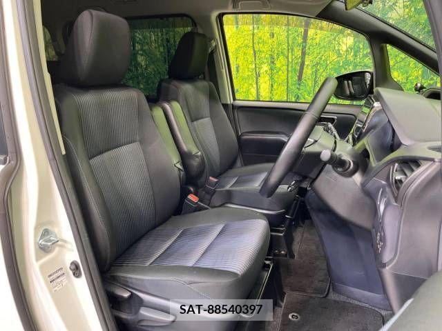 Toyota VOXY 2015-09 215499-8