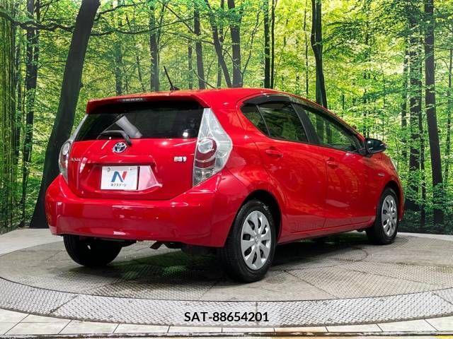 Toyota AQUA 2013-08 343294-17