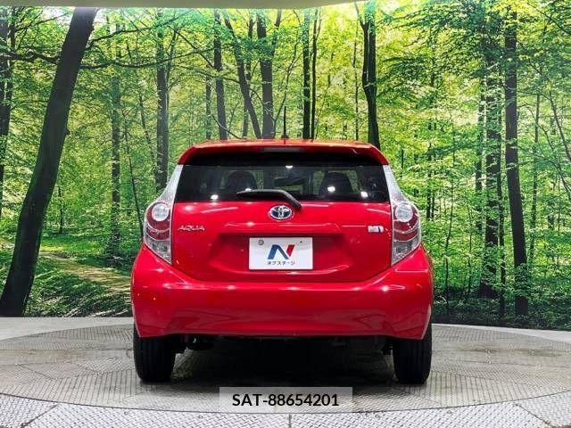 Toyota AQUA 2013-08 343294-15