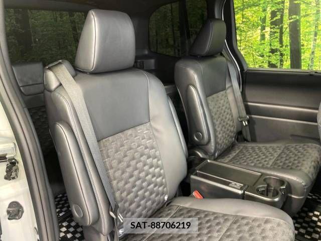 Toyota VOXY 2022-12 313576-8
