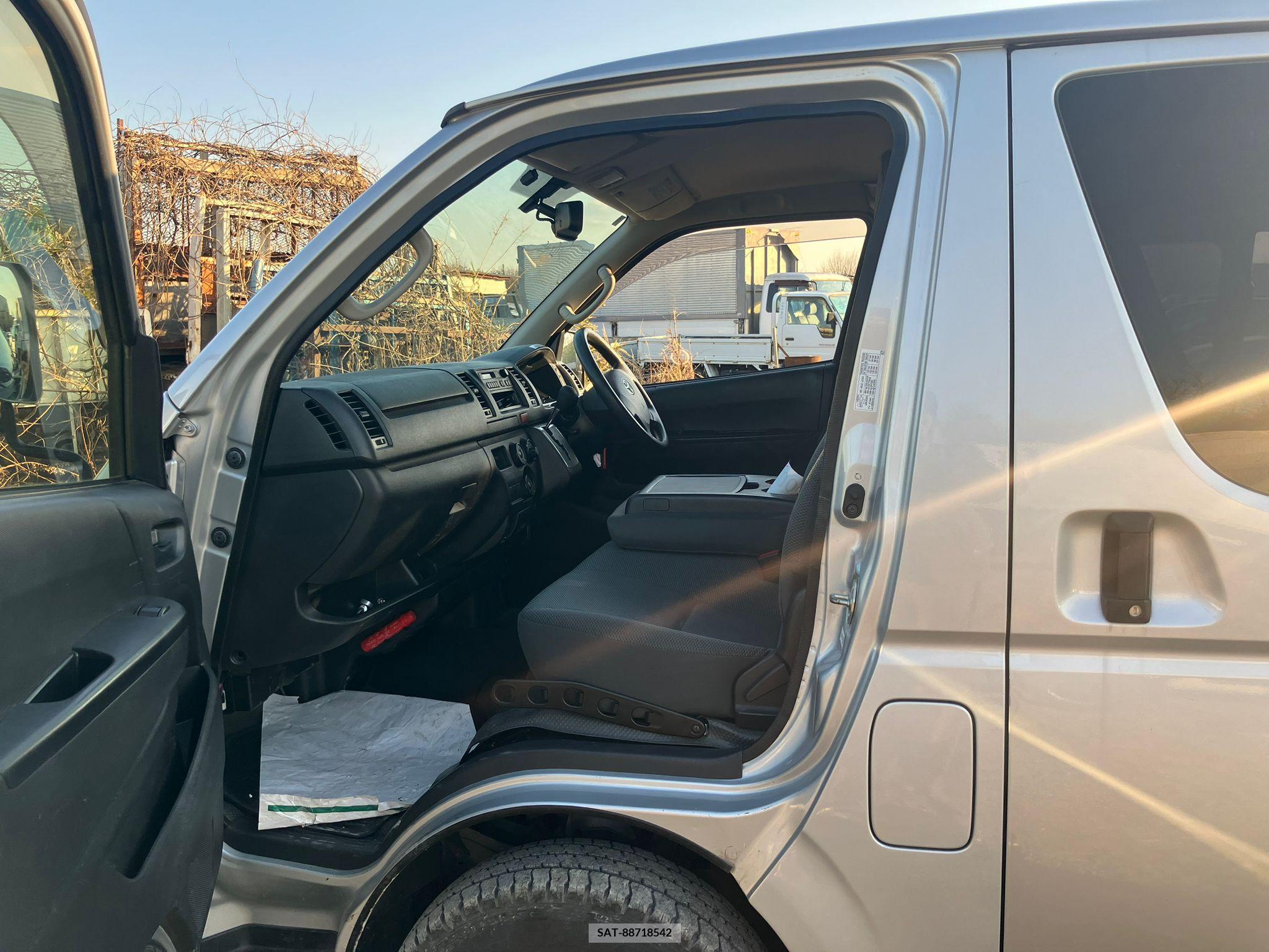 Toyota REGIUS VAN 2017-05 257697-9
