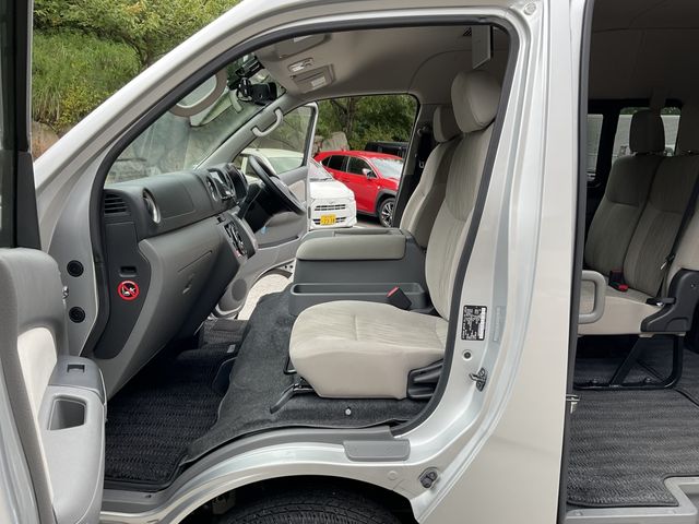 Nissan NV350 Caravan Microbus 2020-02 4143-21