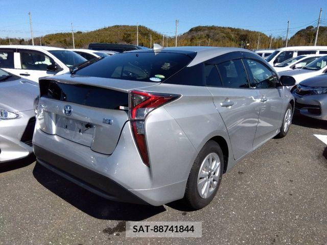 Toyota PRIUS 2016-10 221607-1