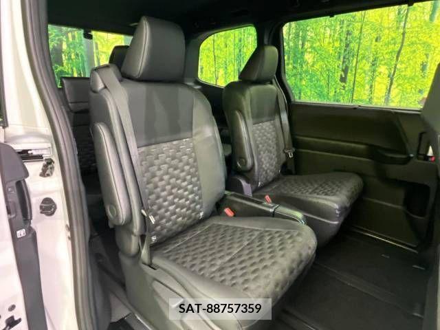 Toyota VOXY 2023-09 333061-9