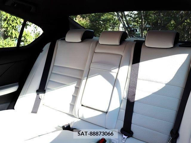 Lexus IS 2021-01 334425-28