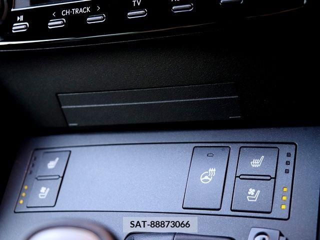 Lexus IS 2021-01 334425-26
