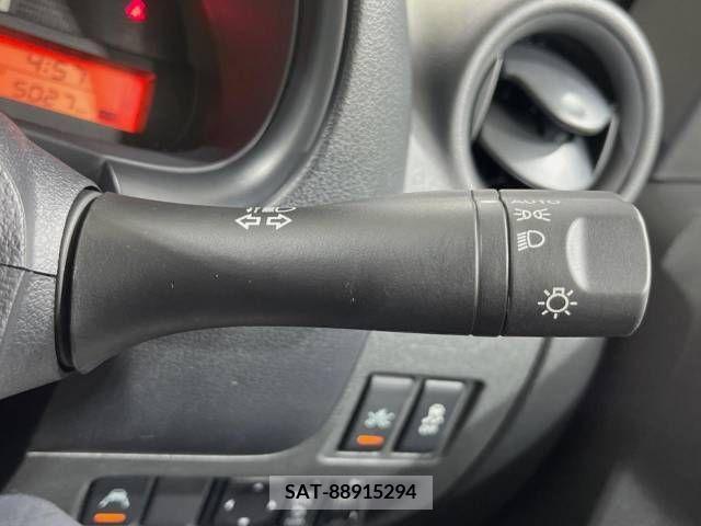 Nissan MARCH 2022-08 379533-3