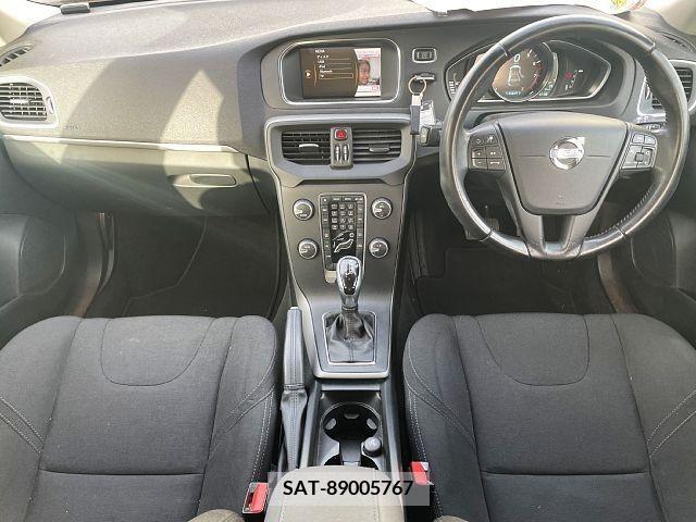 Volvo V40 2014-02 233972-1