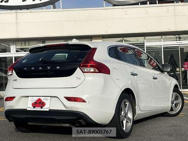 Volvo V40 2014-02 233972-2