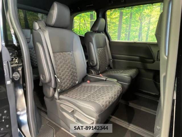 Toyota VOXY 2023-08 384242-9