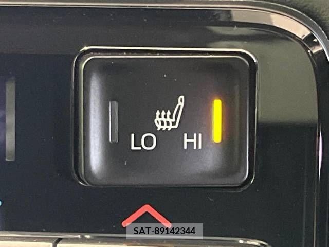 Toyota VOXY 2023-08 384242-6