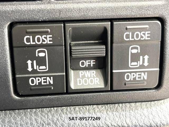 Toyota VOXY 2019-02 221329-5