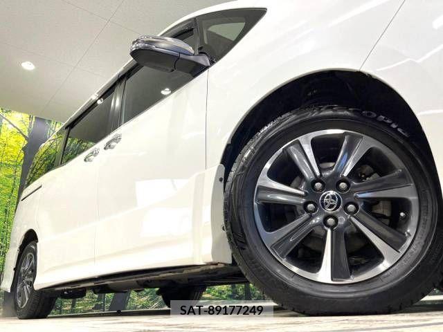 Toyota VOXY 2019-02 221329-14