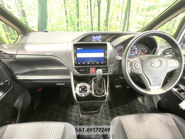 Toyota VOXY 2019-02 221329-1