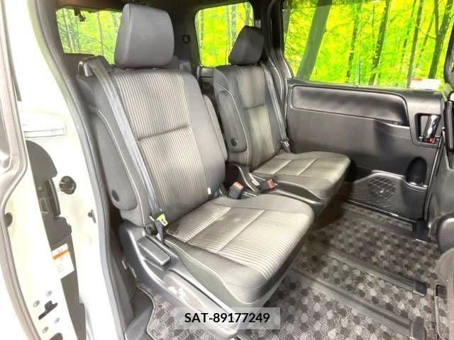 Toyota VOXY 2019-02 221329-9