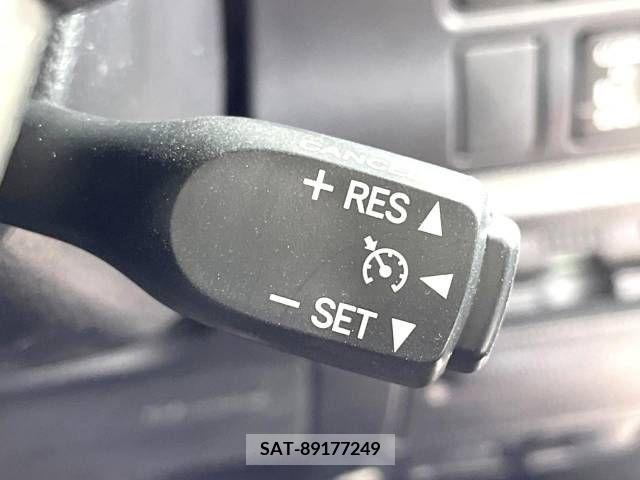 Toyota VOXY 2019-02 221329-6