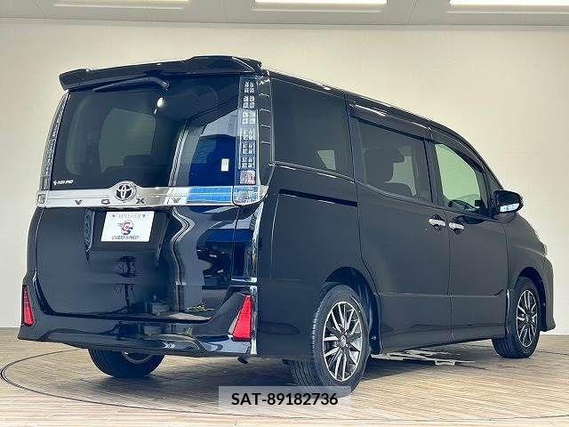 Toyota VOXY 2016-07 336355-15