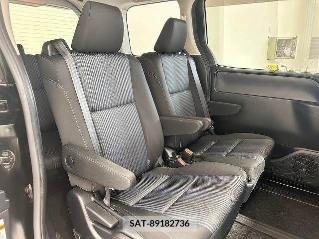 Toyota VOXY 2016-07 336355-9