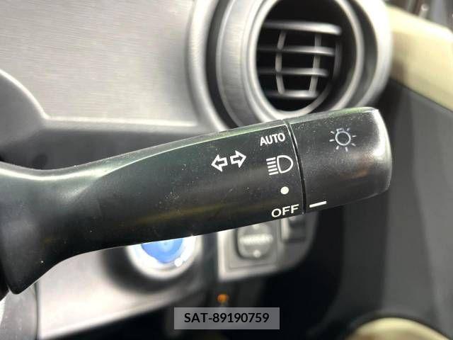 Toyota AQUA 2012-01 381484-6