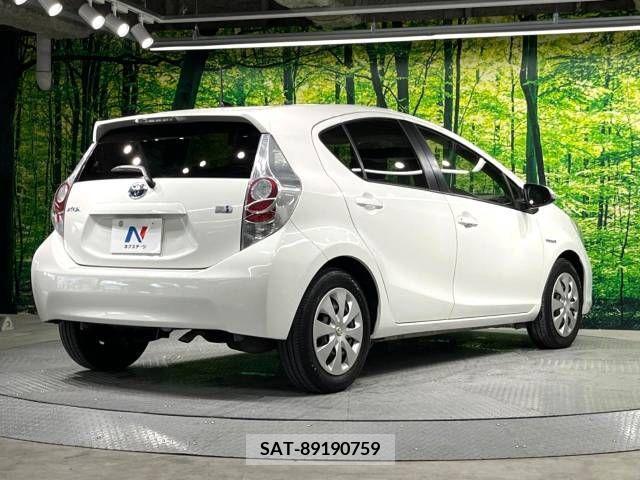 Toyota AQUA 2012-01 381484-16