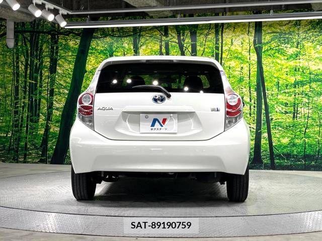 Toyota AQUA 2012-01 381484-14
