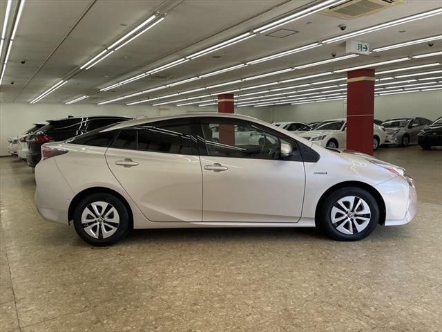 Toyota PRIUS 2016-09 10236-3